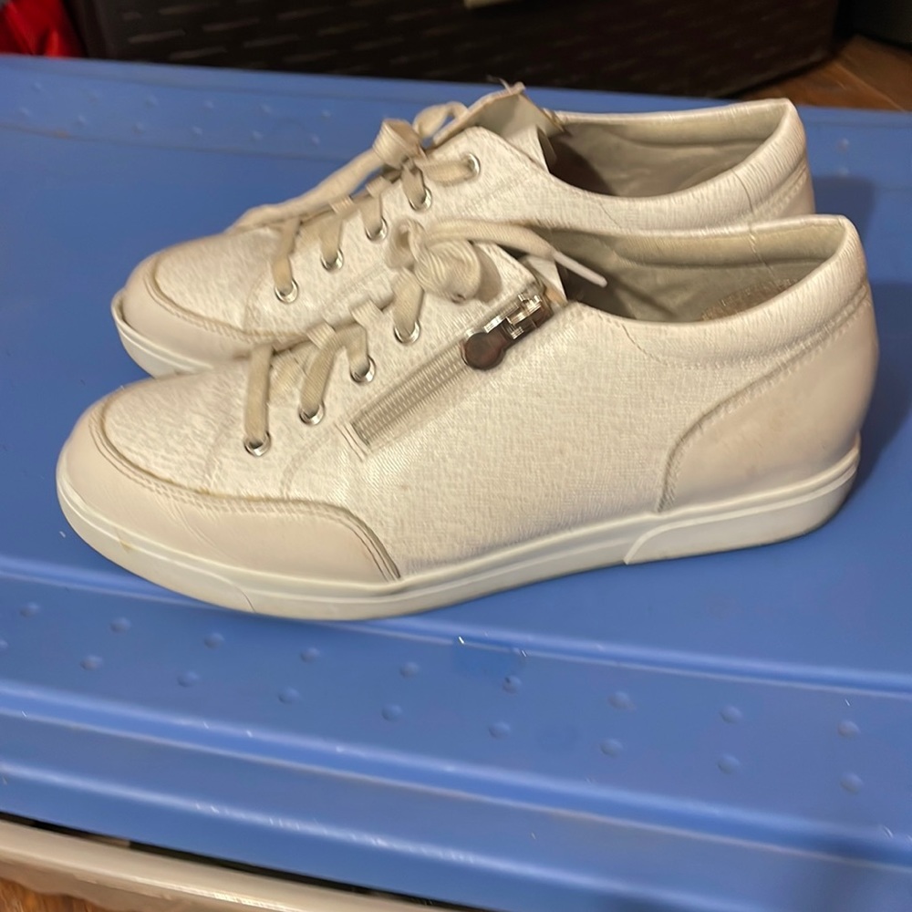 Leather Sneakers very comfortable size 9.5